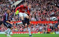 Manchester United's English forward Wayne Rooney (2ndL) scores
